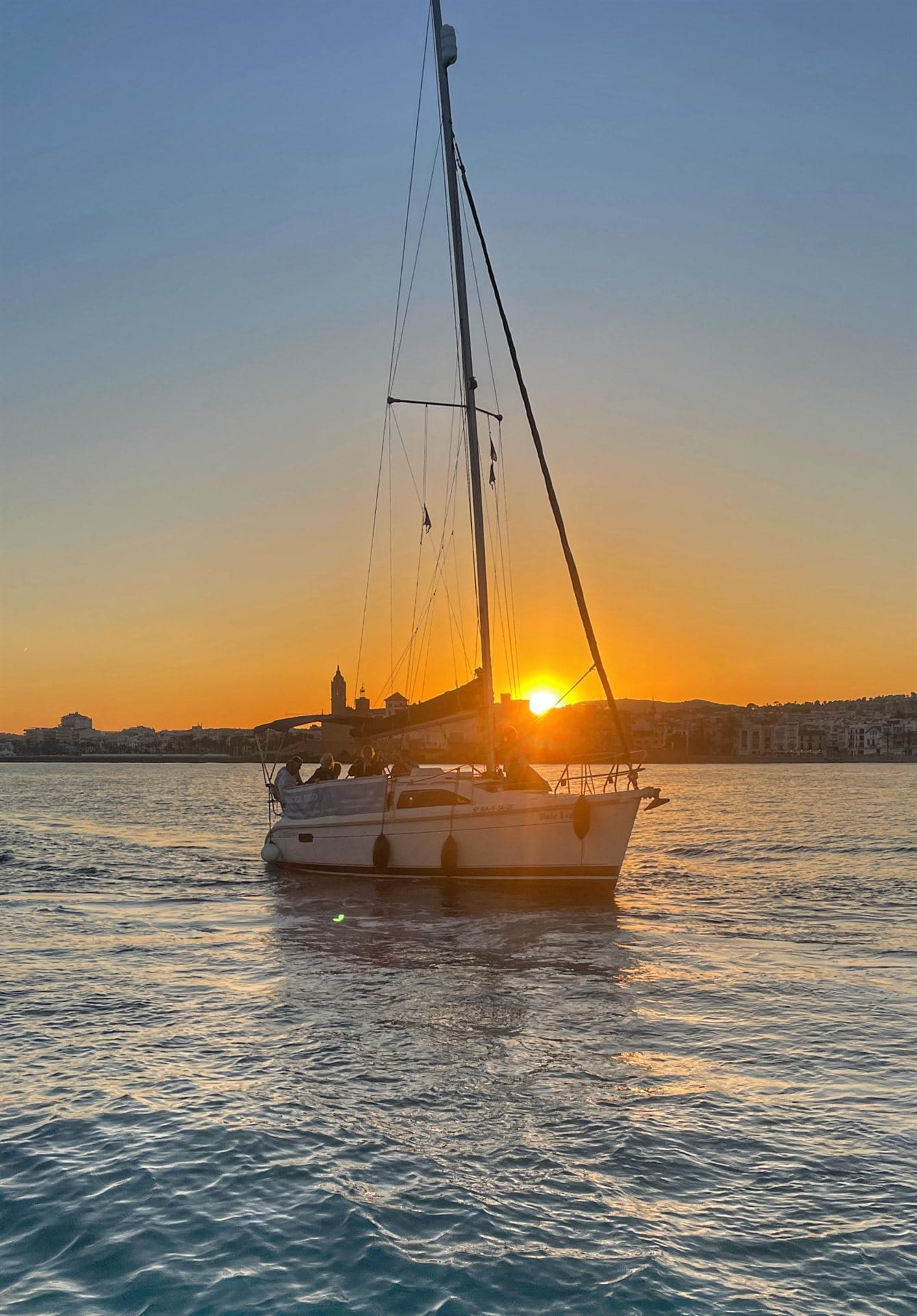 Velero Bute Legend al atardecer en la bahía de Sitges