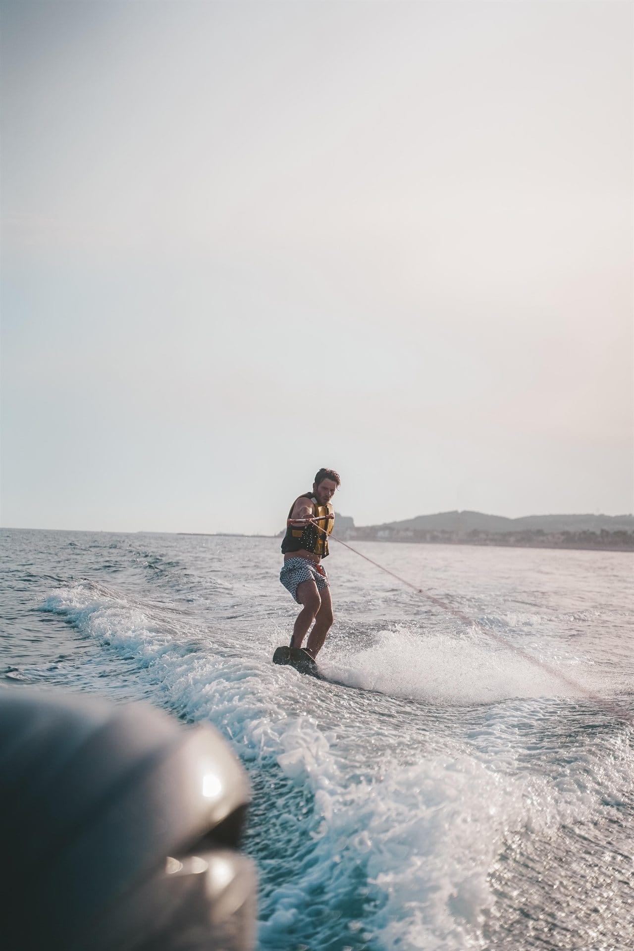 Wakeboard practicado desde una lancha frente a Sitges
